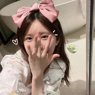 玻璃橱窗中的姑娘